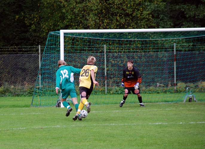 2008_0920_15.JPG - Åter en farlig chans för Sörsta/Kolbäck men Emil Gillberg hinner störa motståndaren och Haris gör en räddning